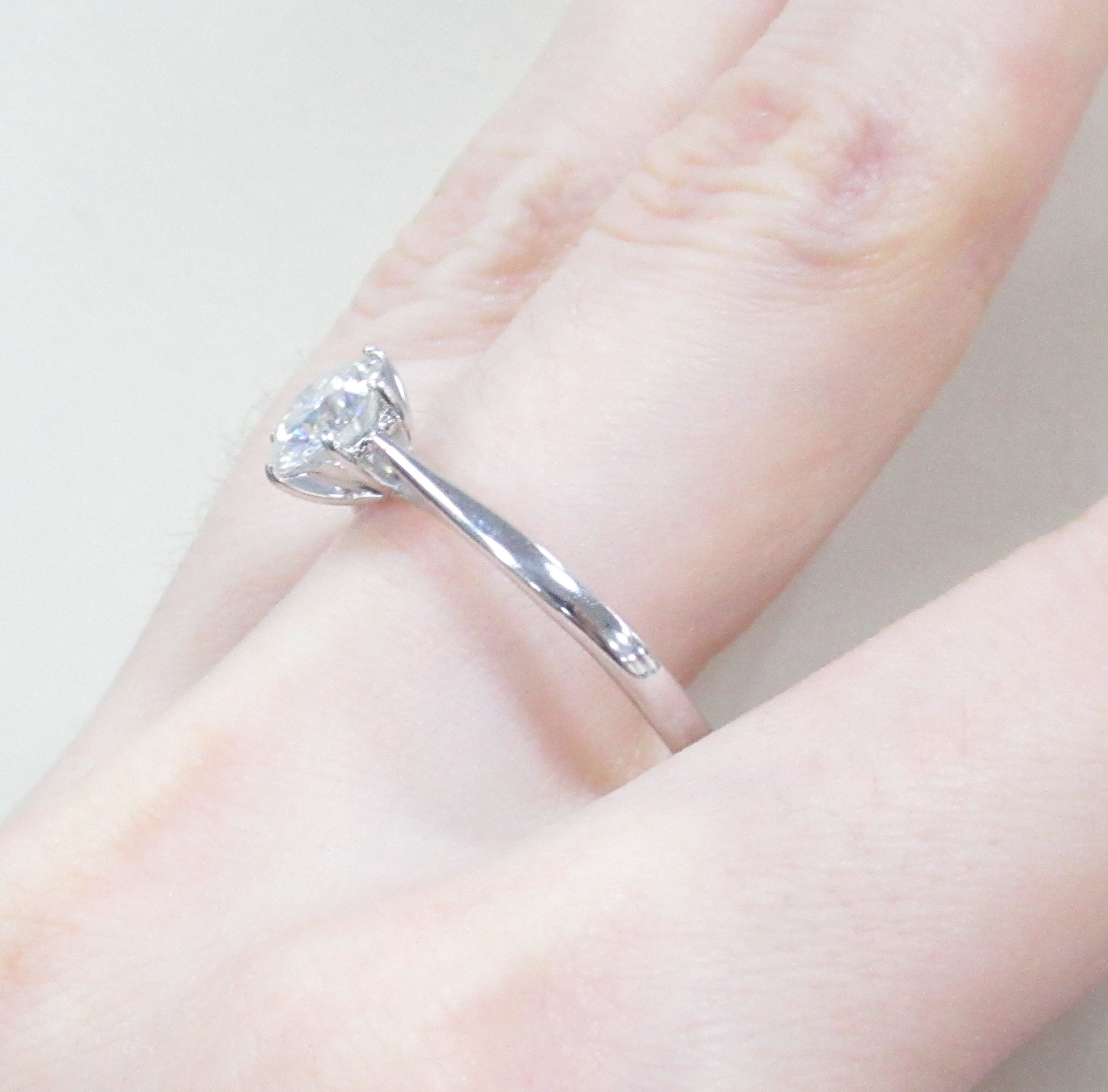 Серебряное кольцо с муассанитом